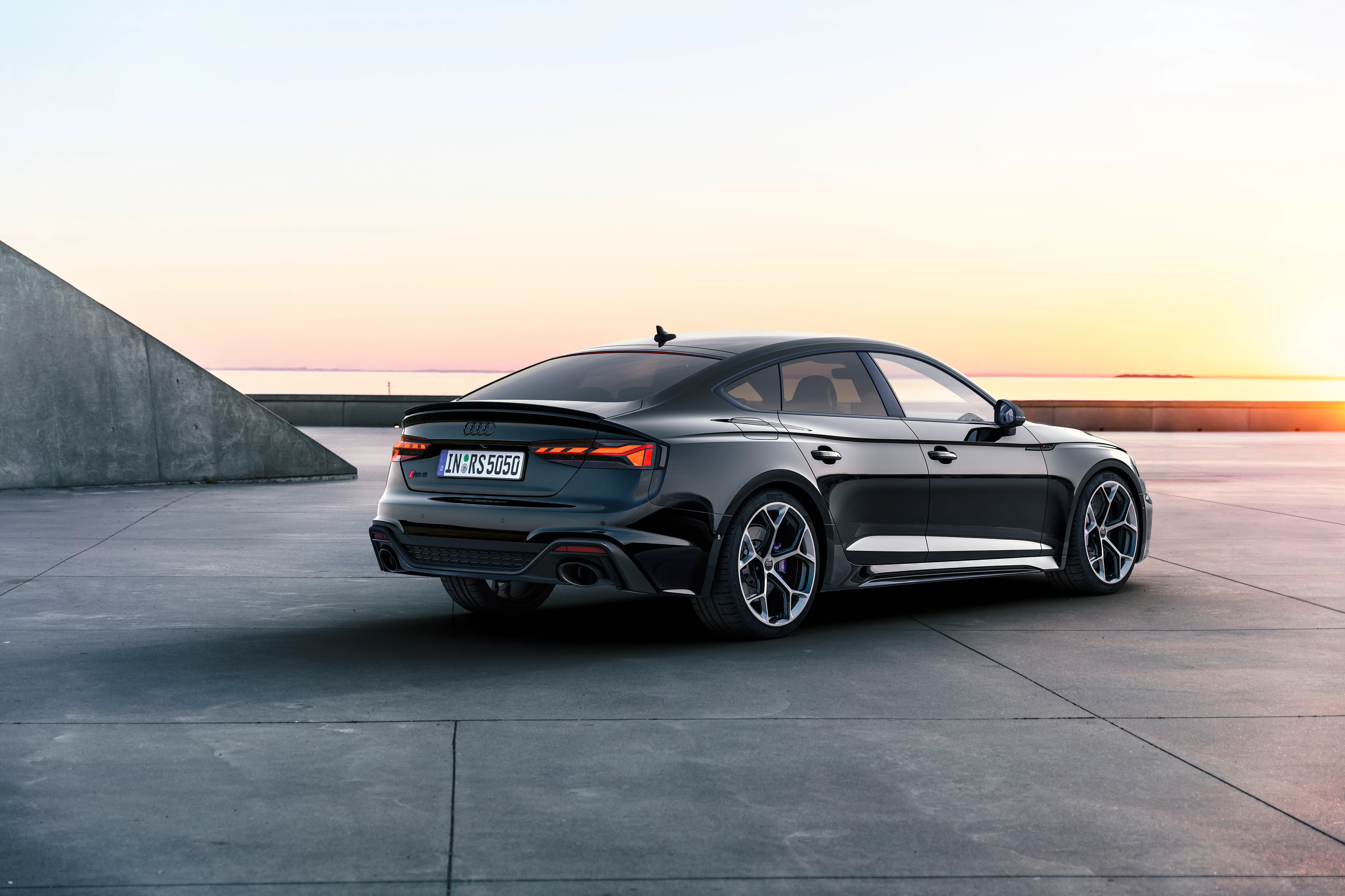 Rear Right Three-Quarter View (Seaside)