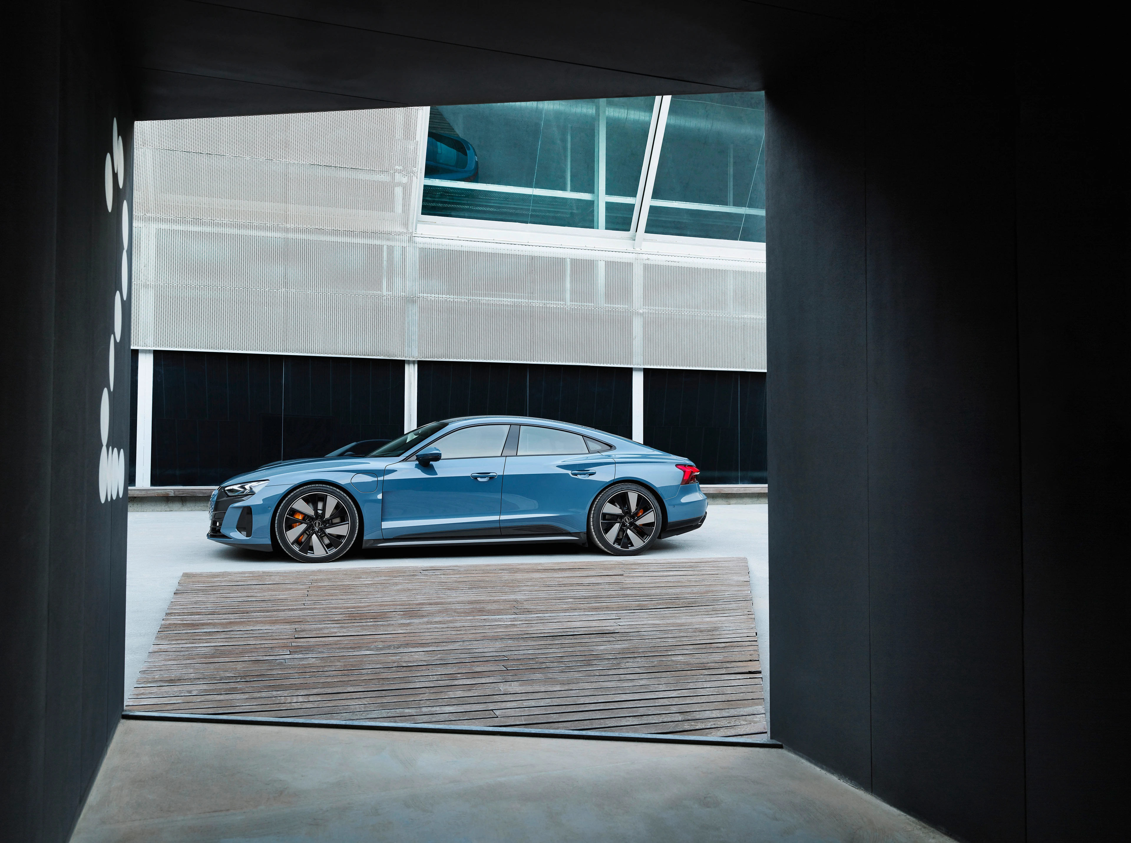 Audi e-tron GT — Side Profile (Left)