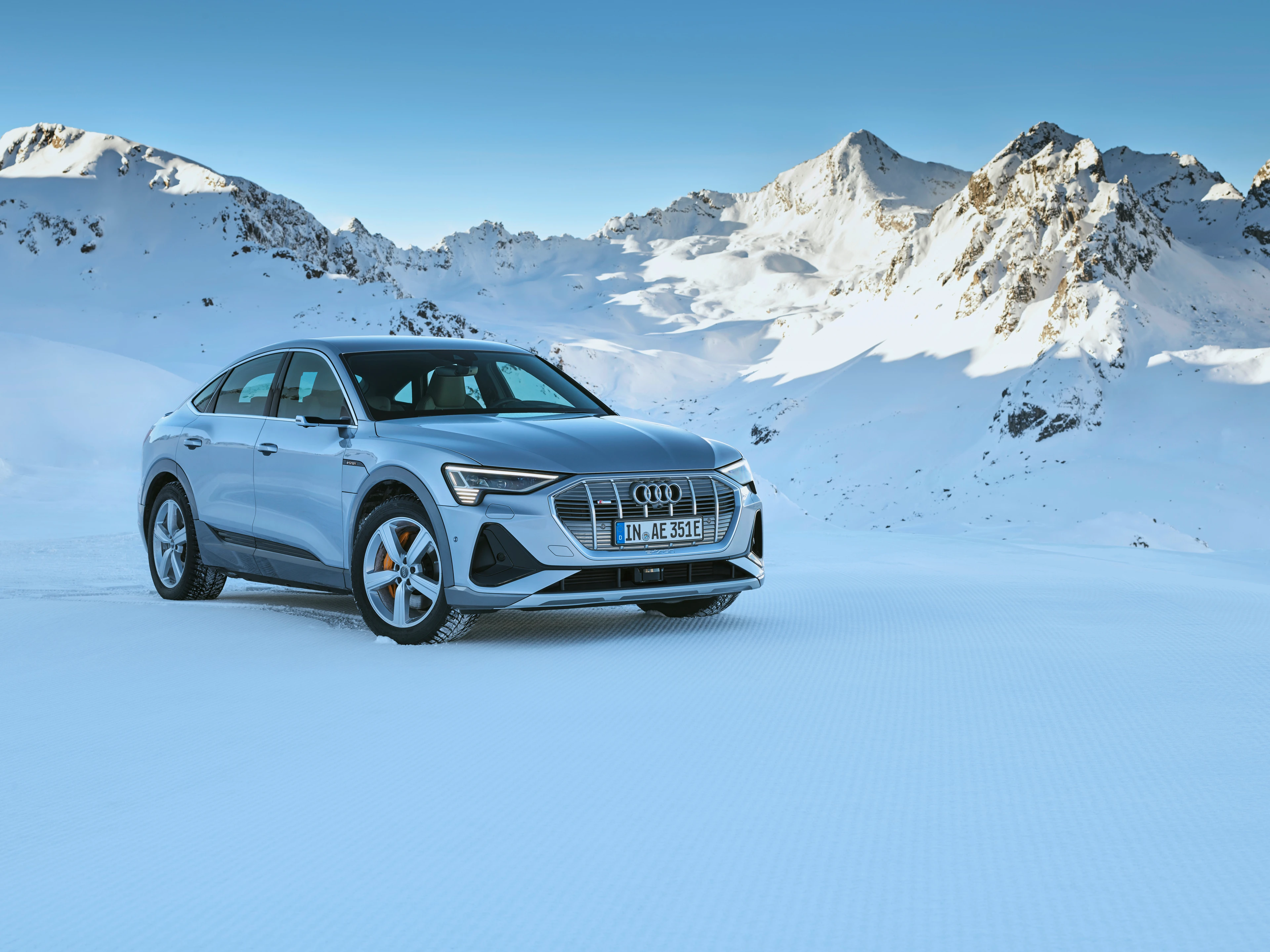 Front Right Three-Quarter View (Snow)