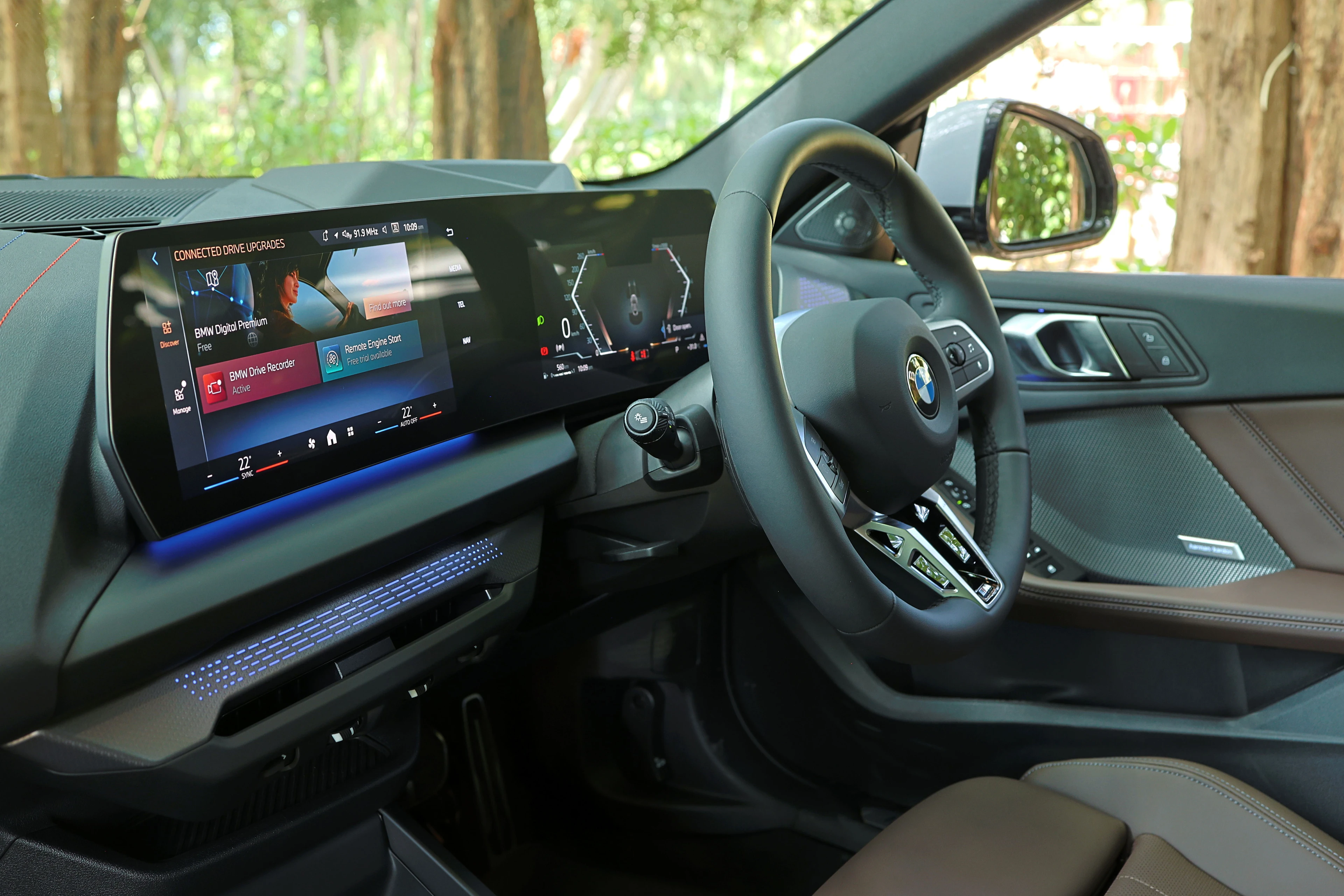 Curved Display and Steering Wheel