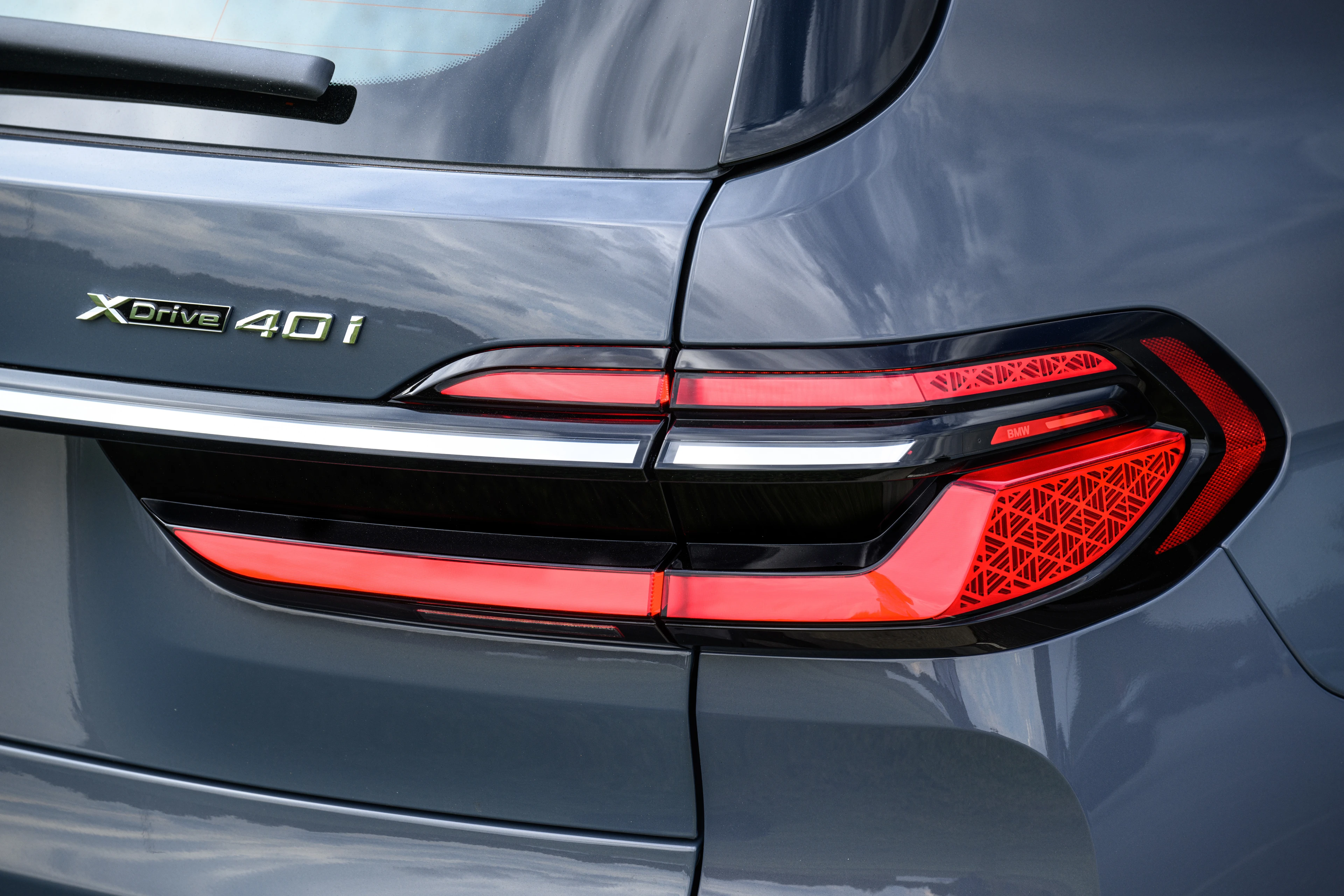 LED Tail Lamp and xDrive40i Badge