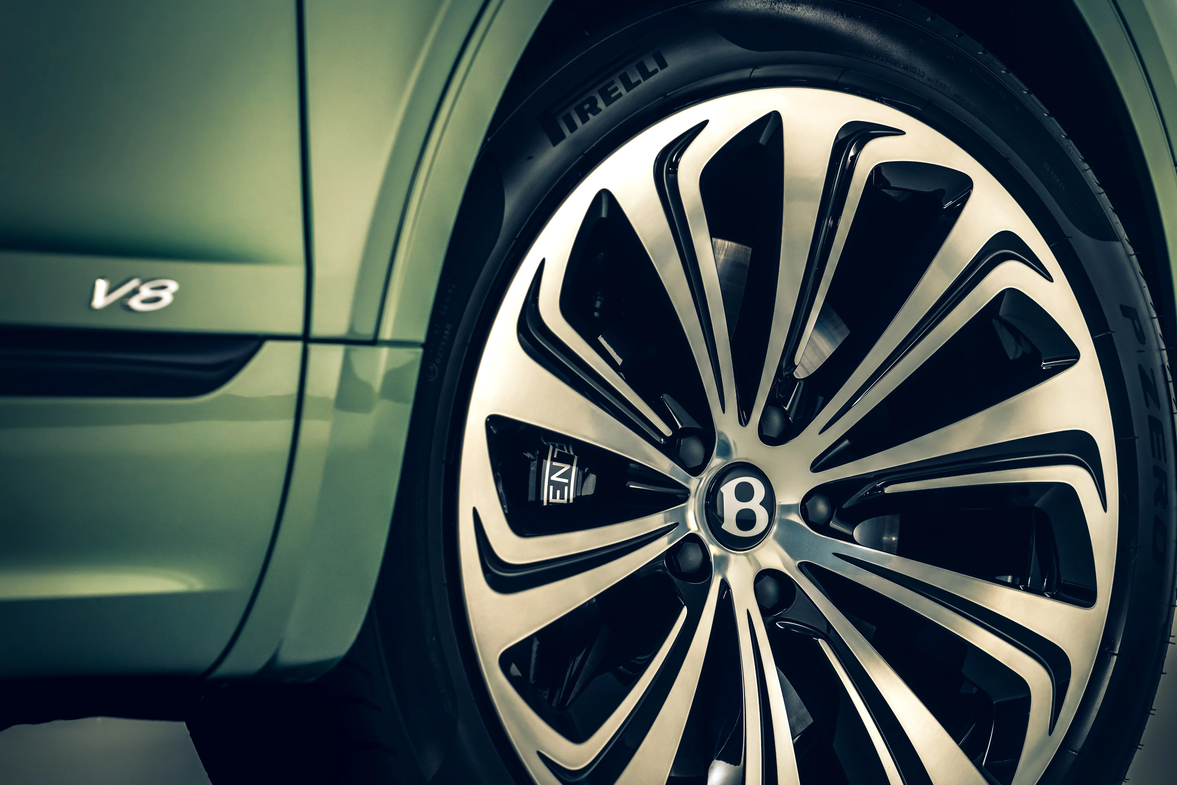 Alloy Wheel and V8 Badge
