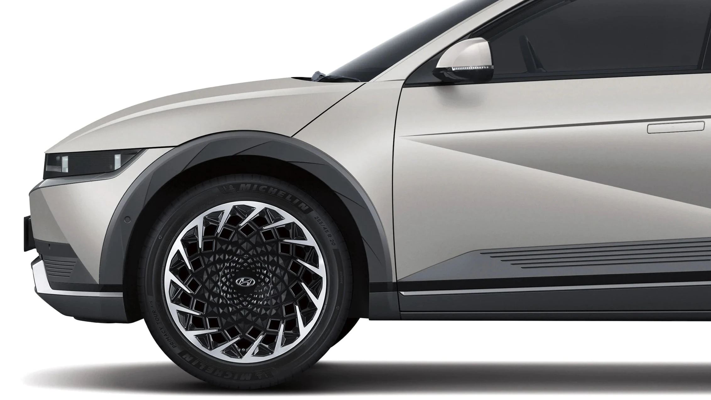 Headlamp and 20-inch Alloy Wheel