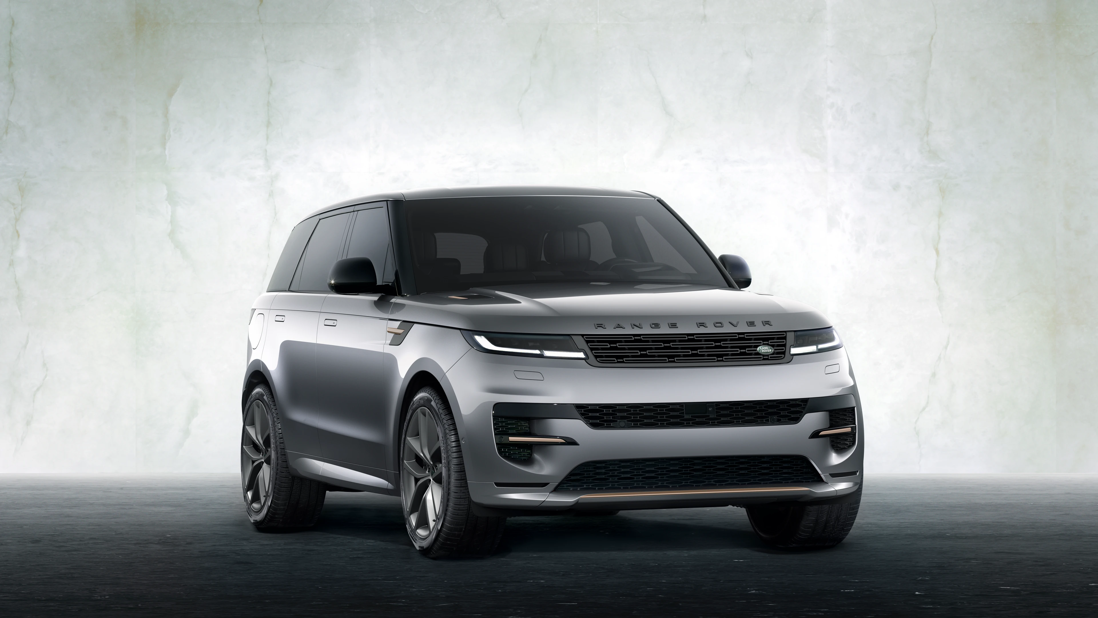 Front Right Three-Quarter (Dynamic HSE)