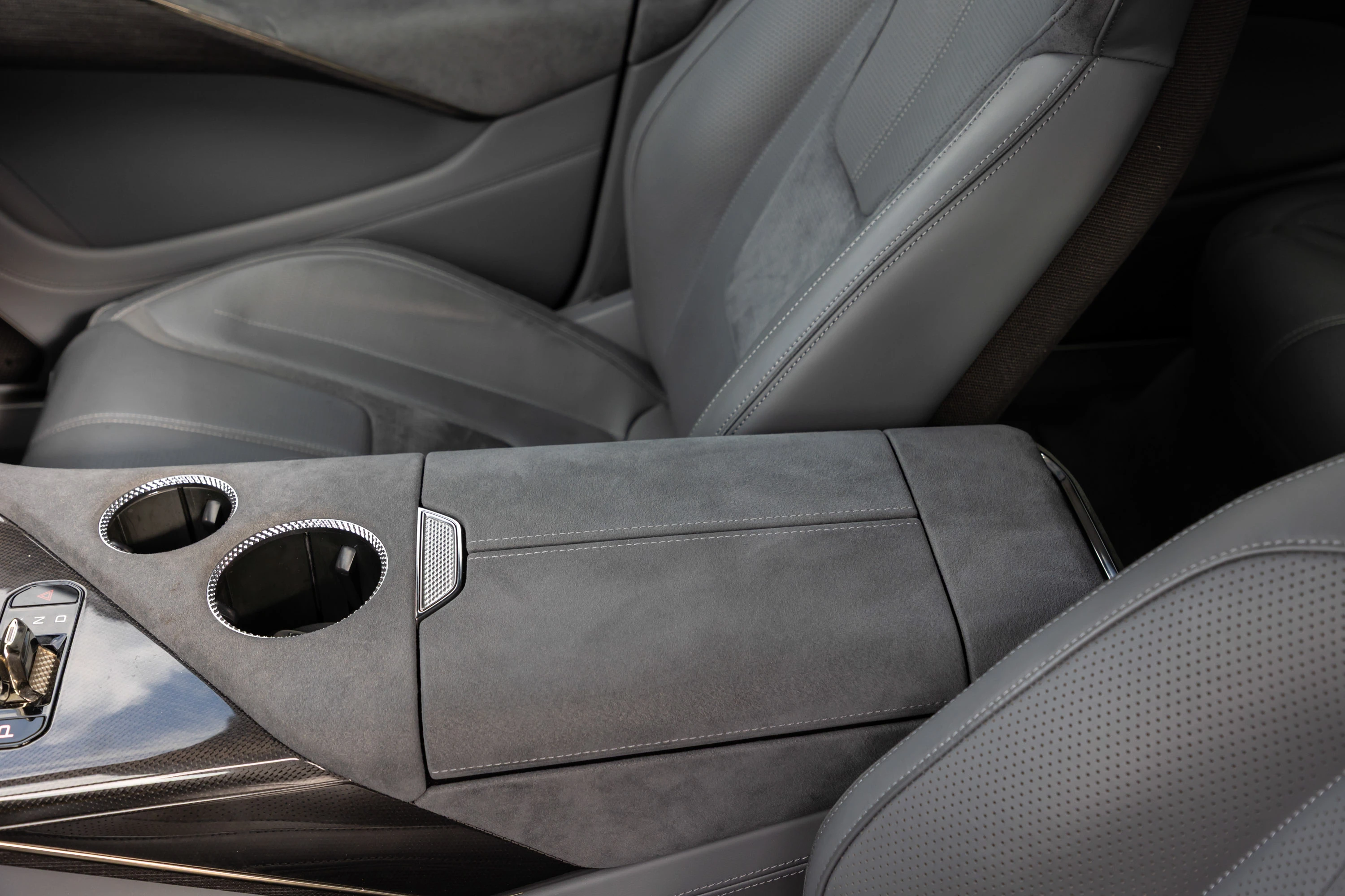 Front Armrest and Cupholders