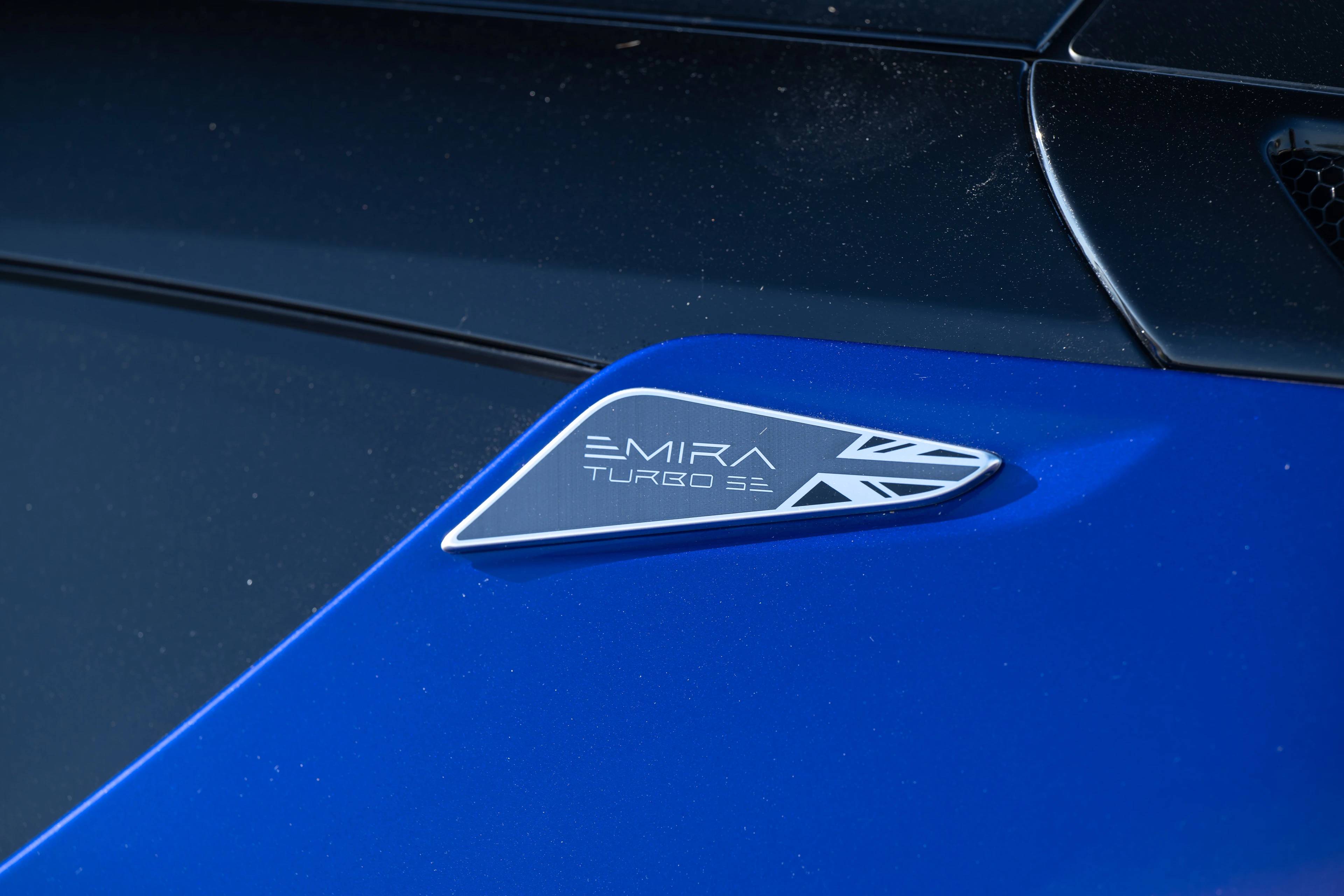 Emira Turbo SE Badge