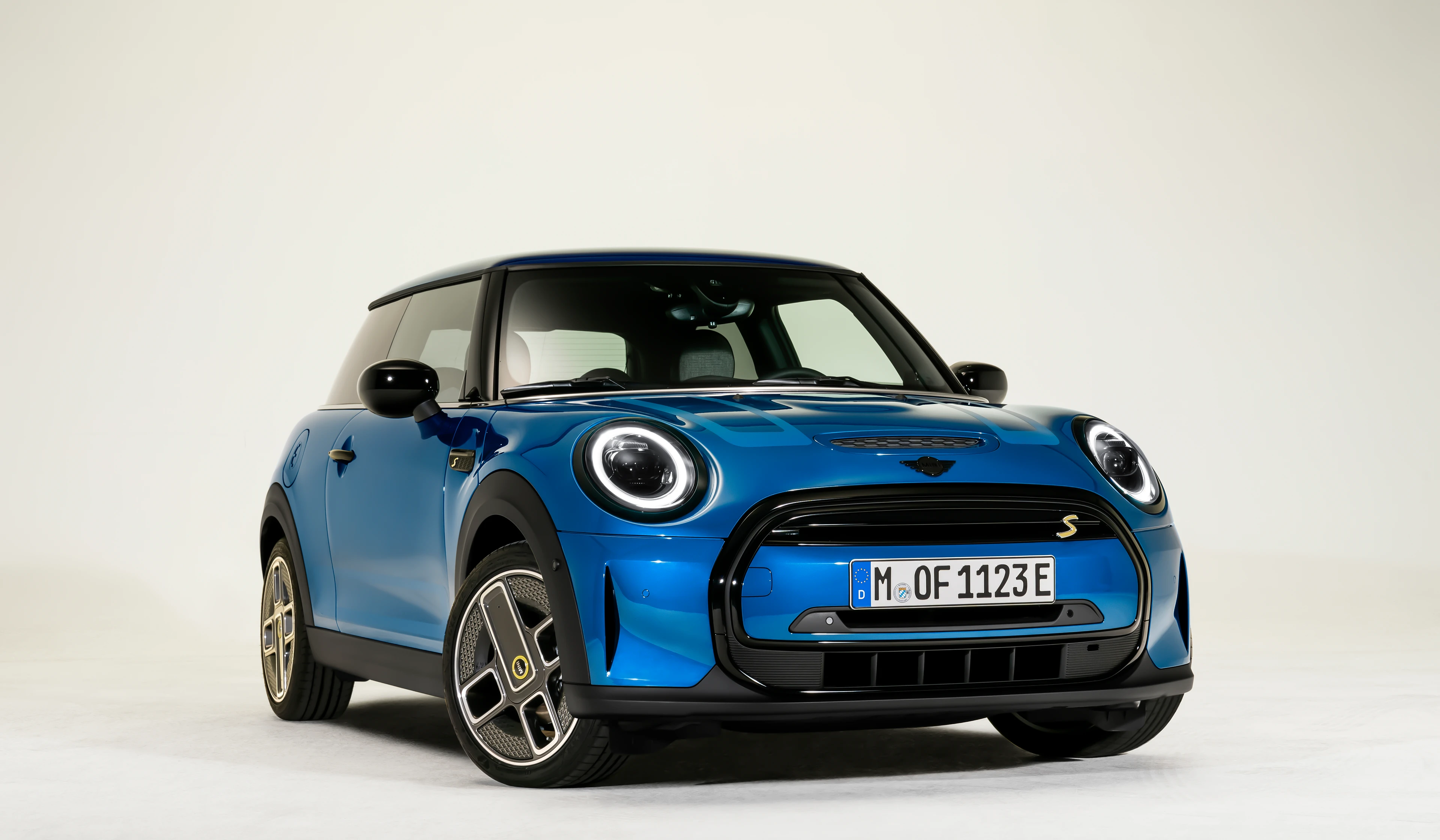 Front Right Three-Quarter View (Studio)