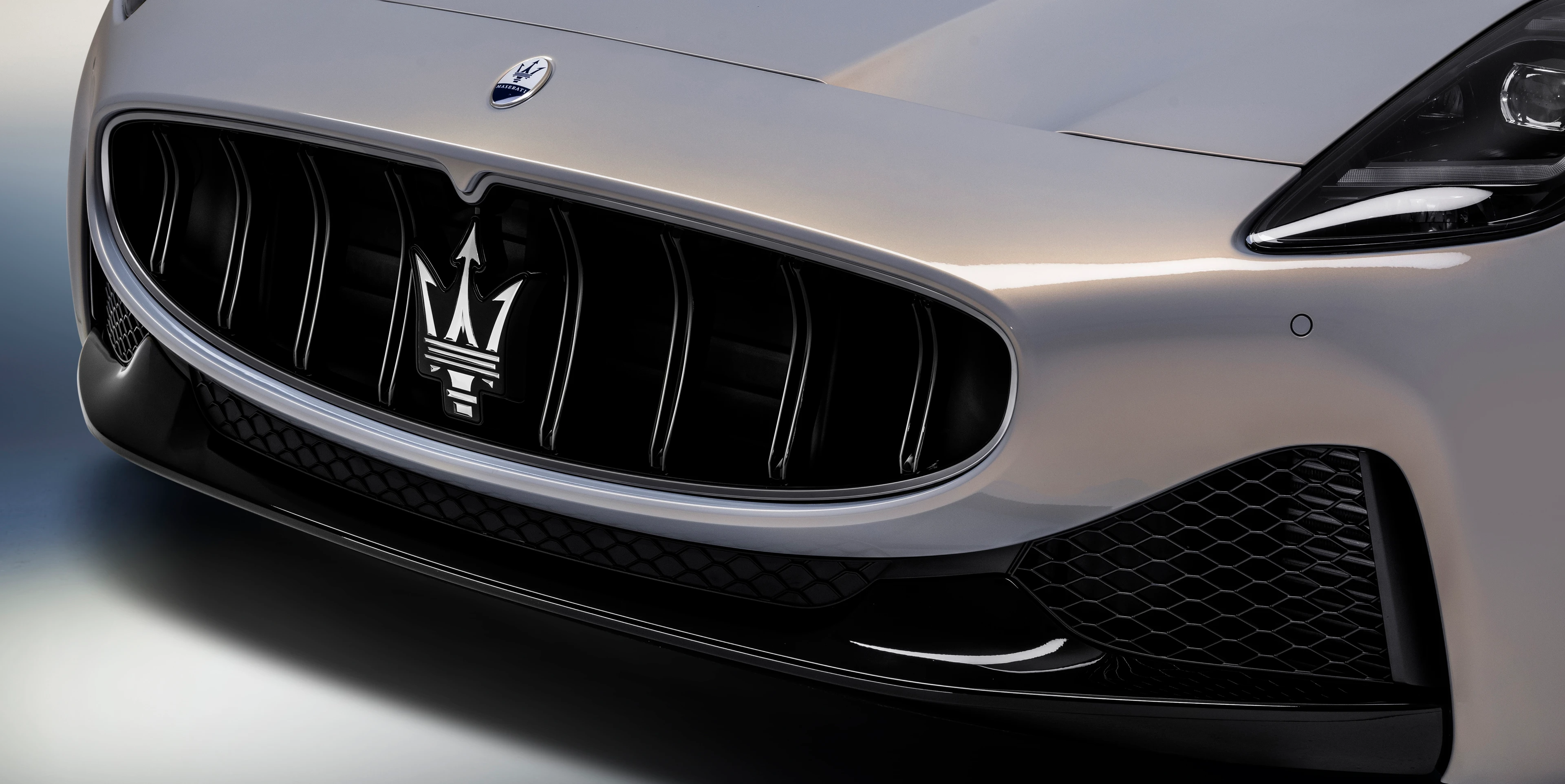Grille with Trident Badge