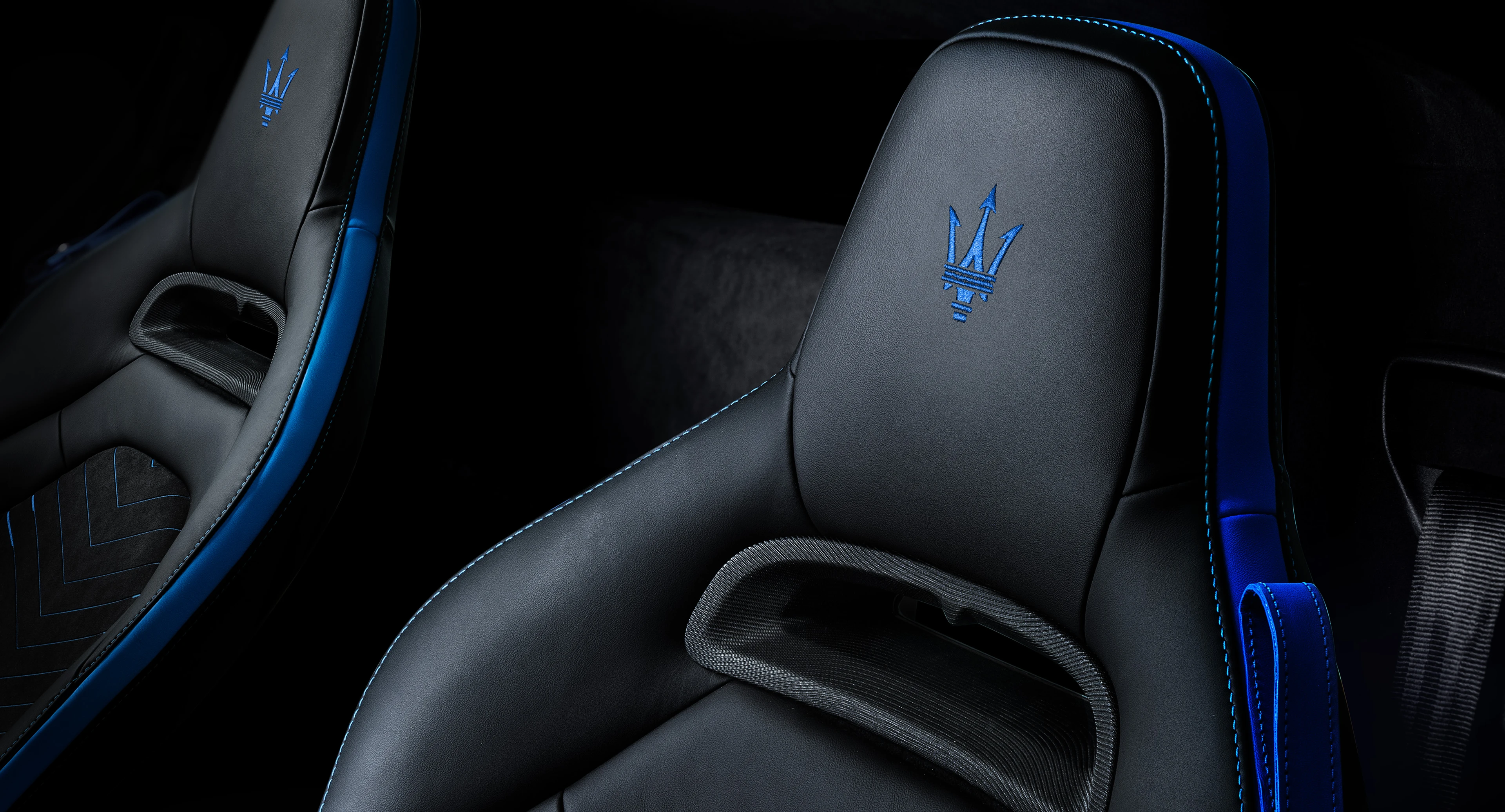 Sport Seat with Trident Headrest