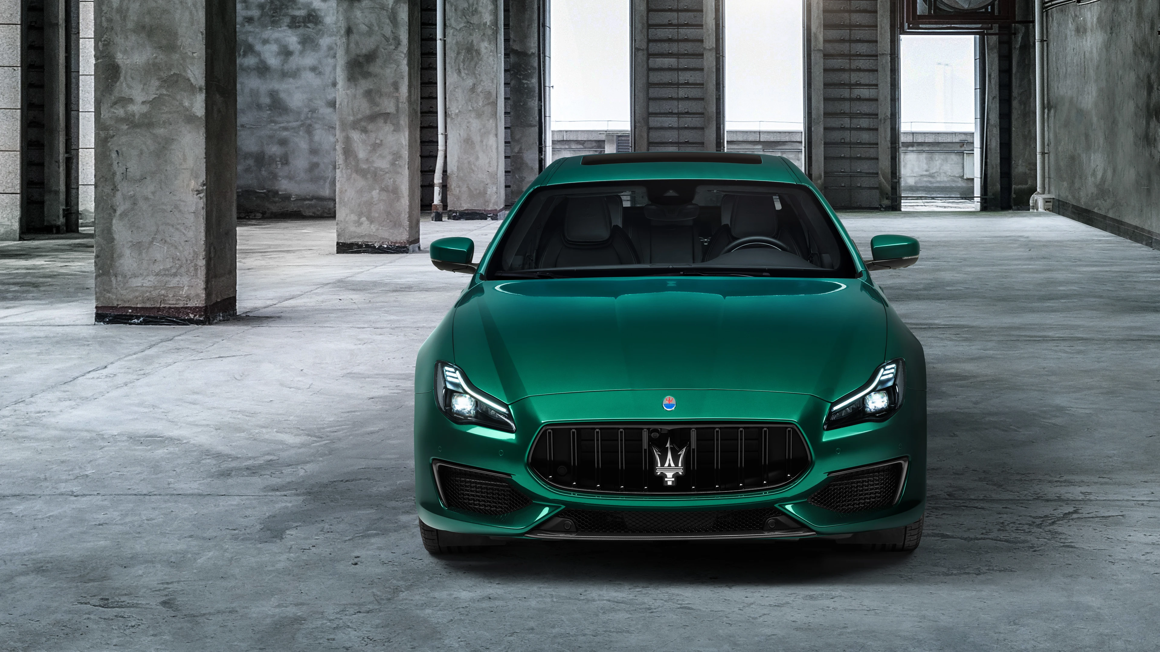 Maserati Quattroporte — Front View