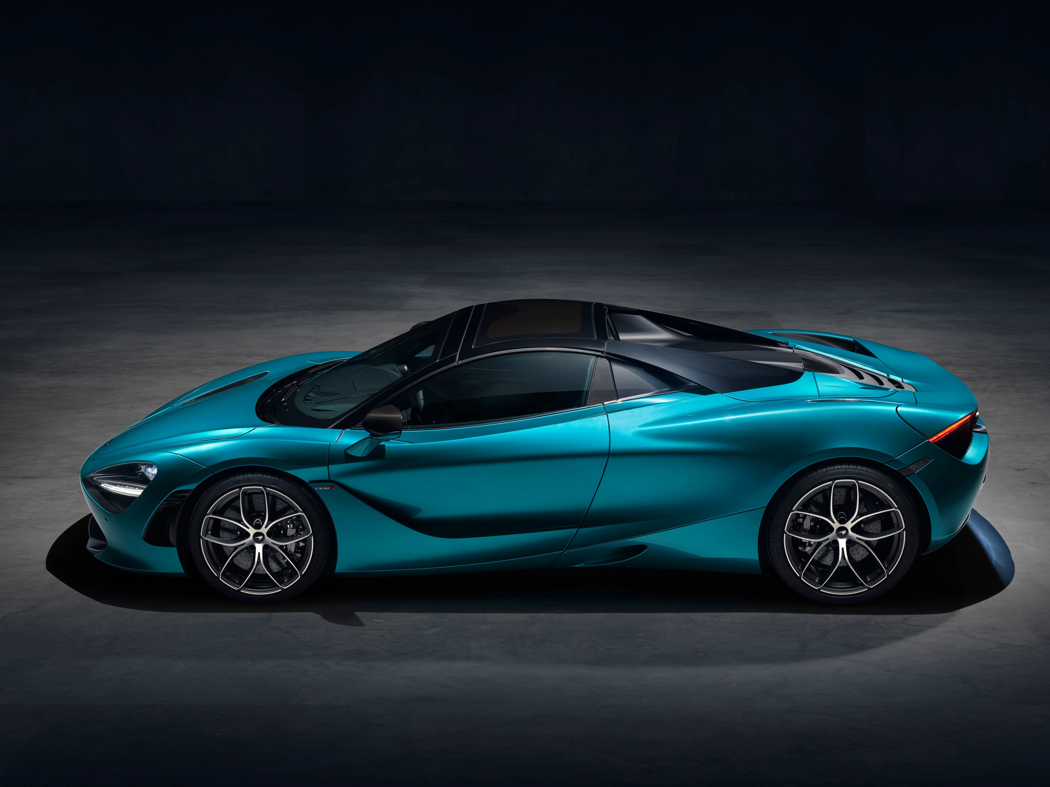 720S Spider front three-quarter, roof up