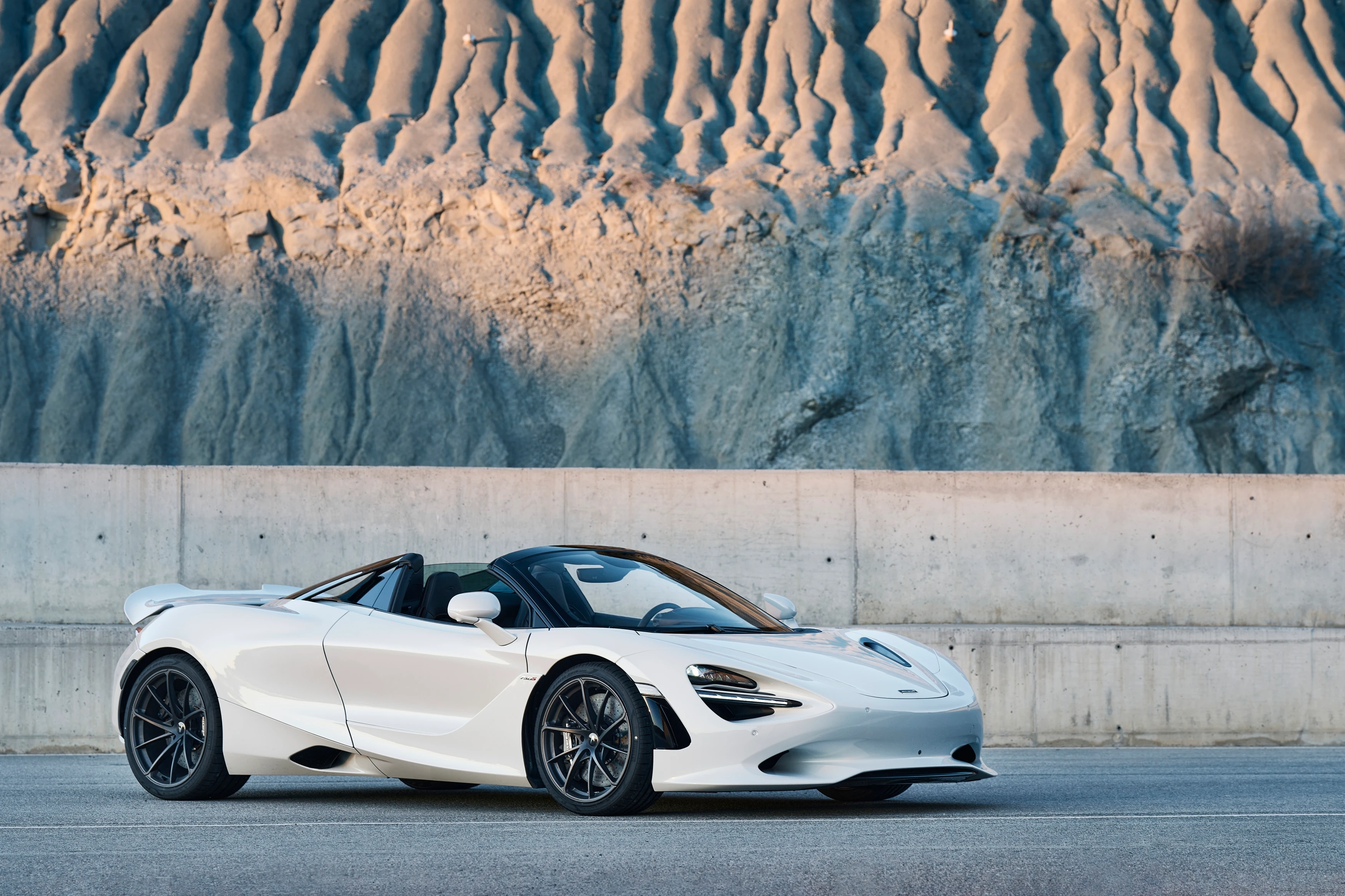 750S Spider front-right three-quarter, roof down