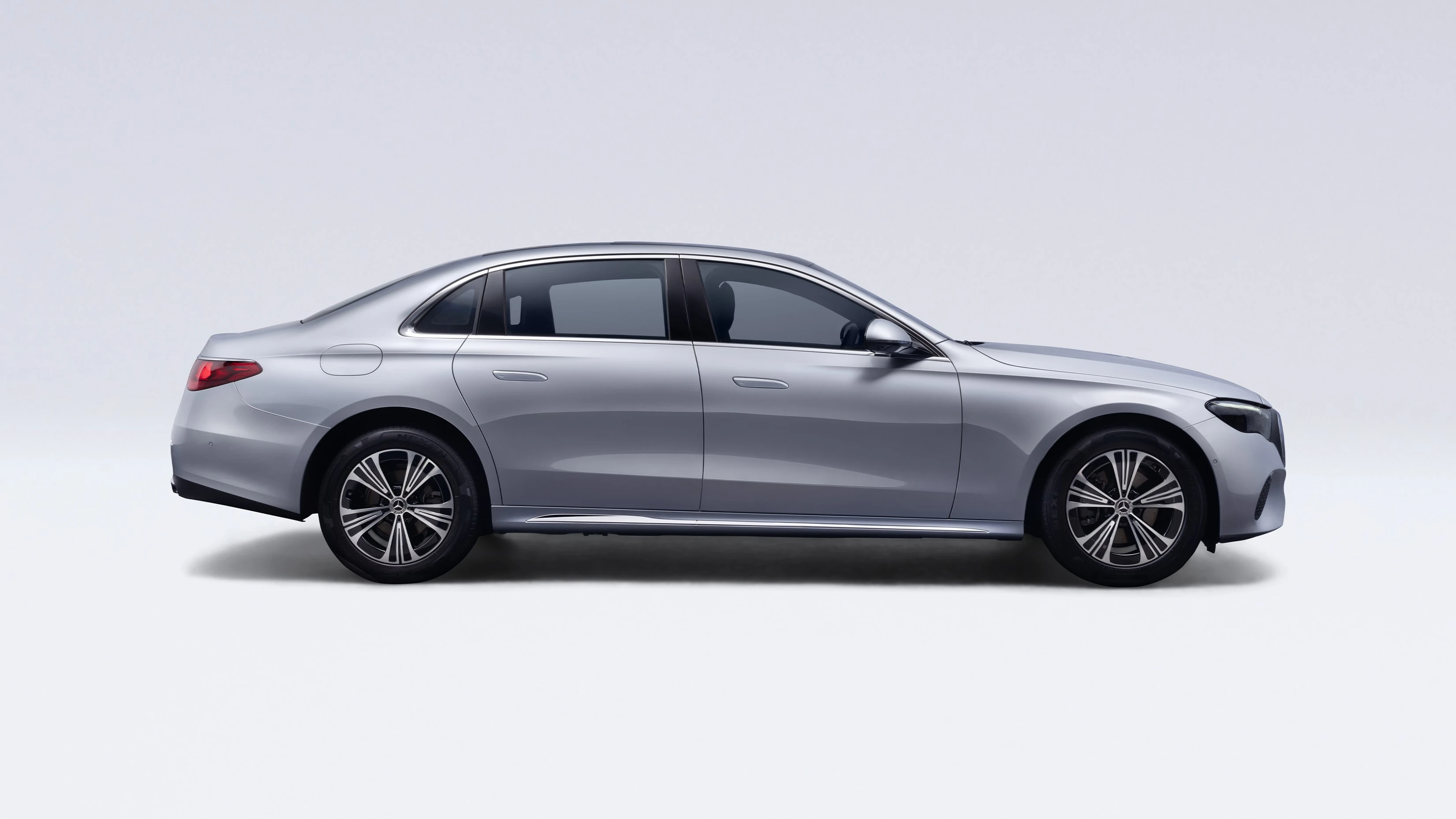 Side Profile (Studio, High-Tech Silver)