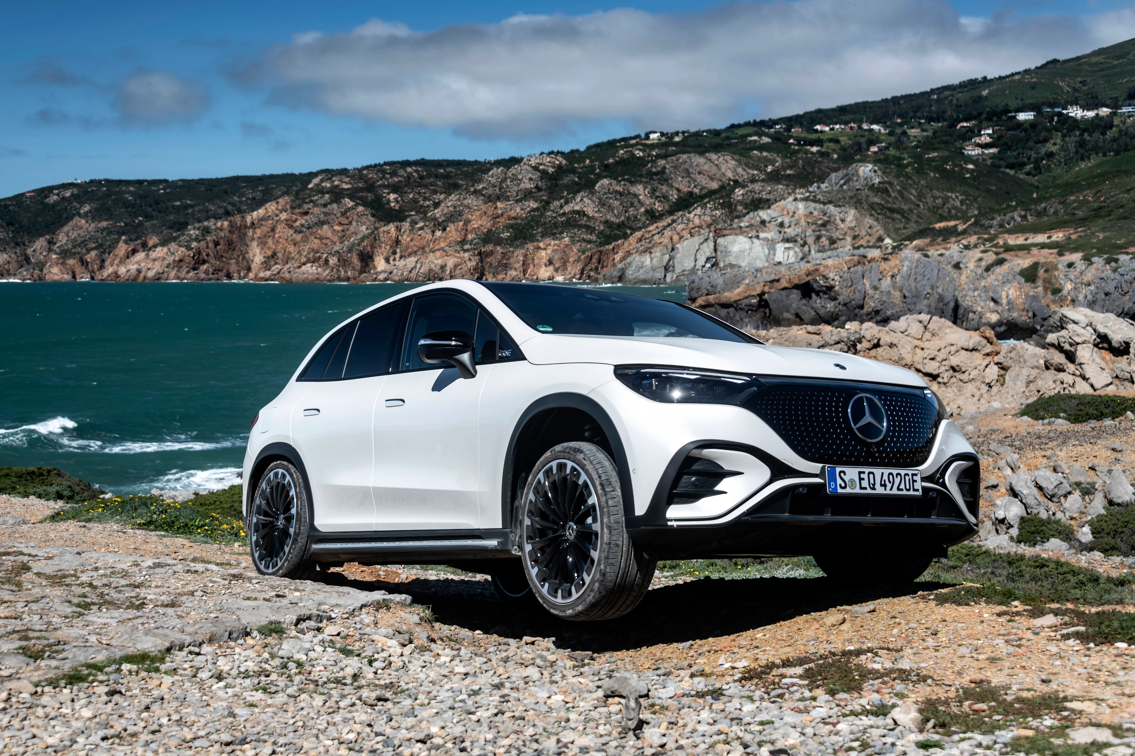 Front Right Three-Quarter View (Coast)