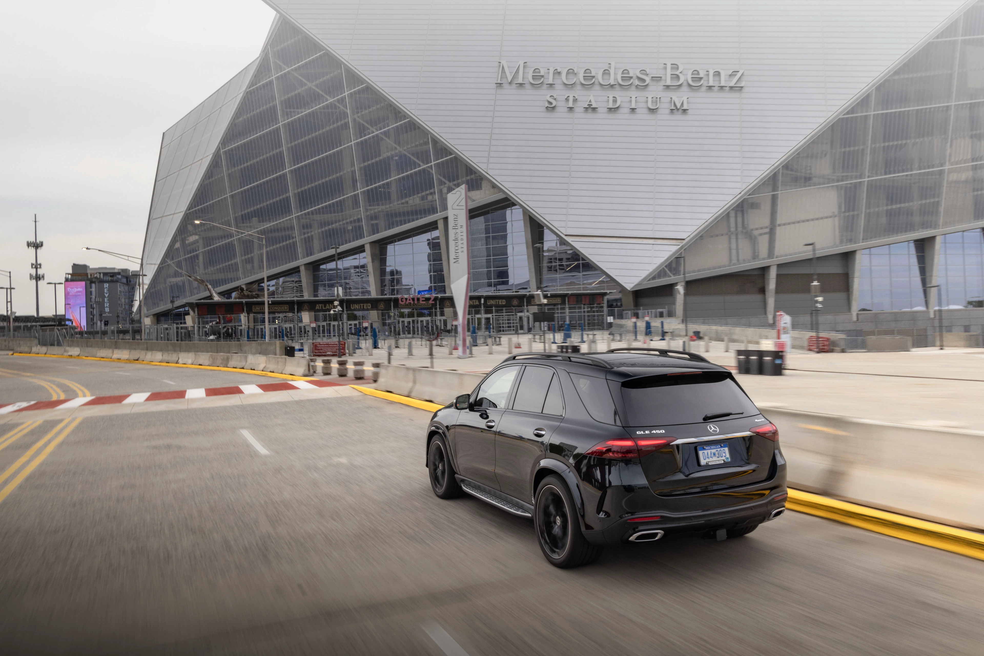 Rear Right Three-Quarter View (Stadium)