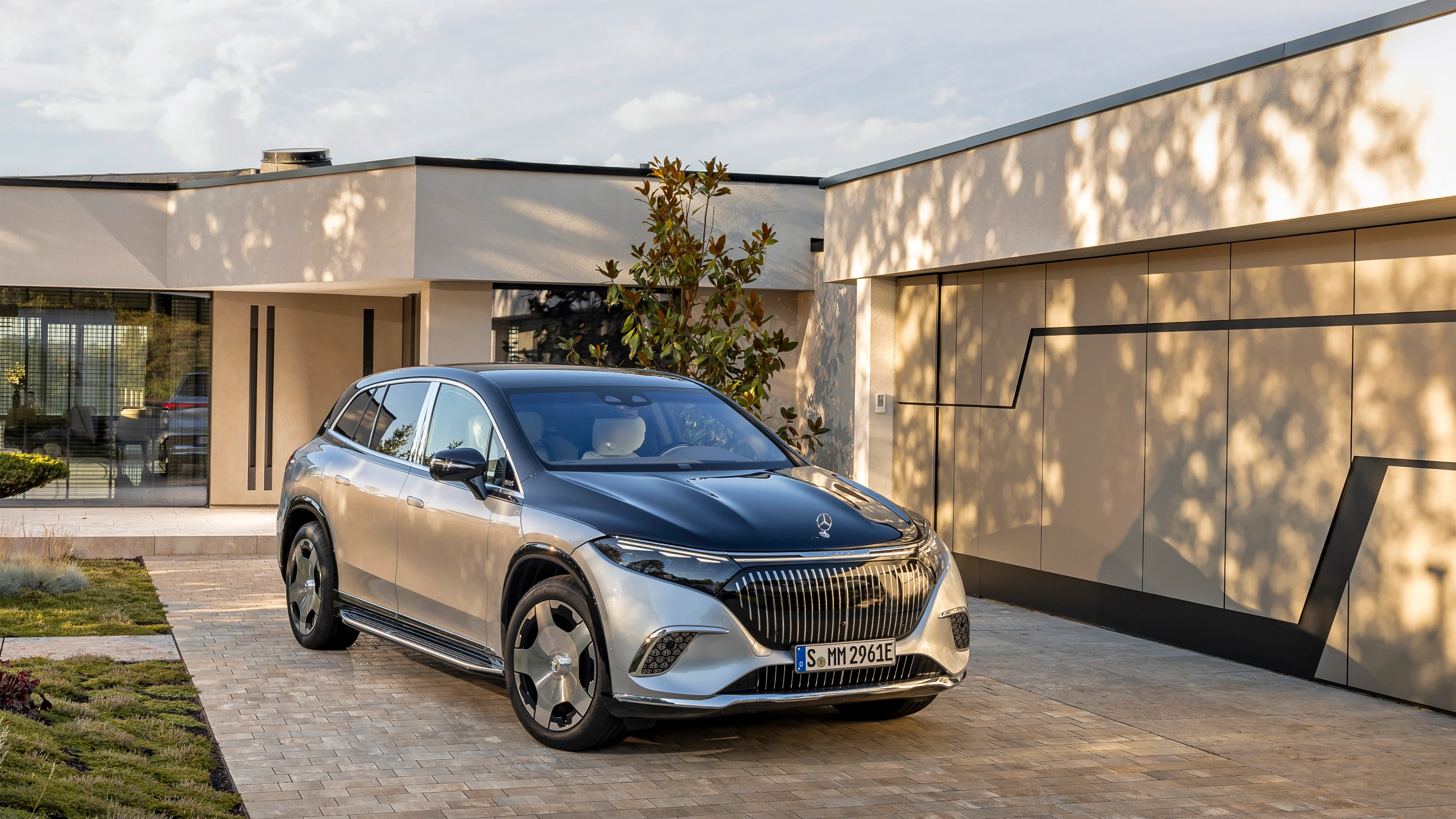 Front Right Three-Quarter View (Villa)