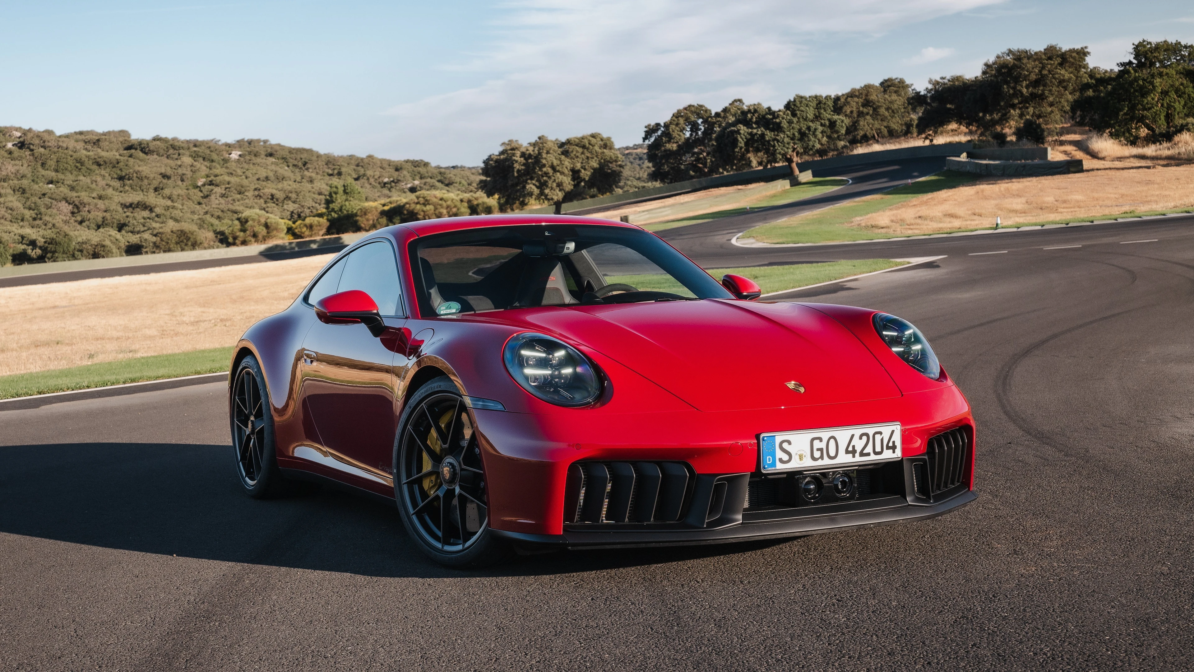Front Right Three-Quarter View (Carrera 4 GTS)