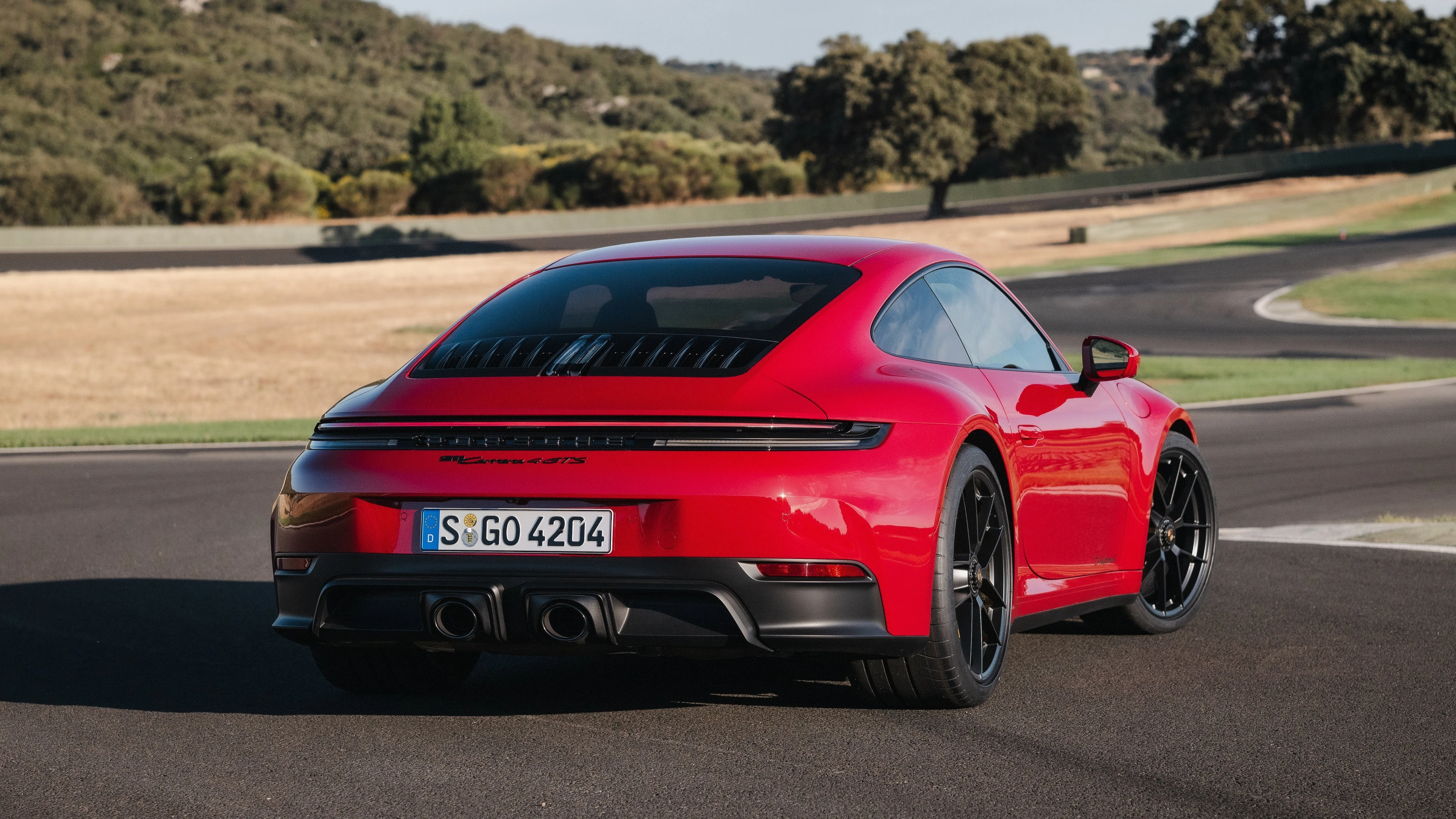 Rear Three-Quarter (Carrera 4 GTS, Track)
