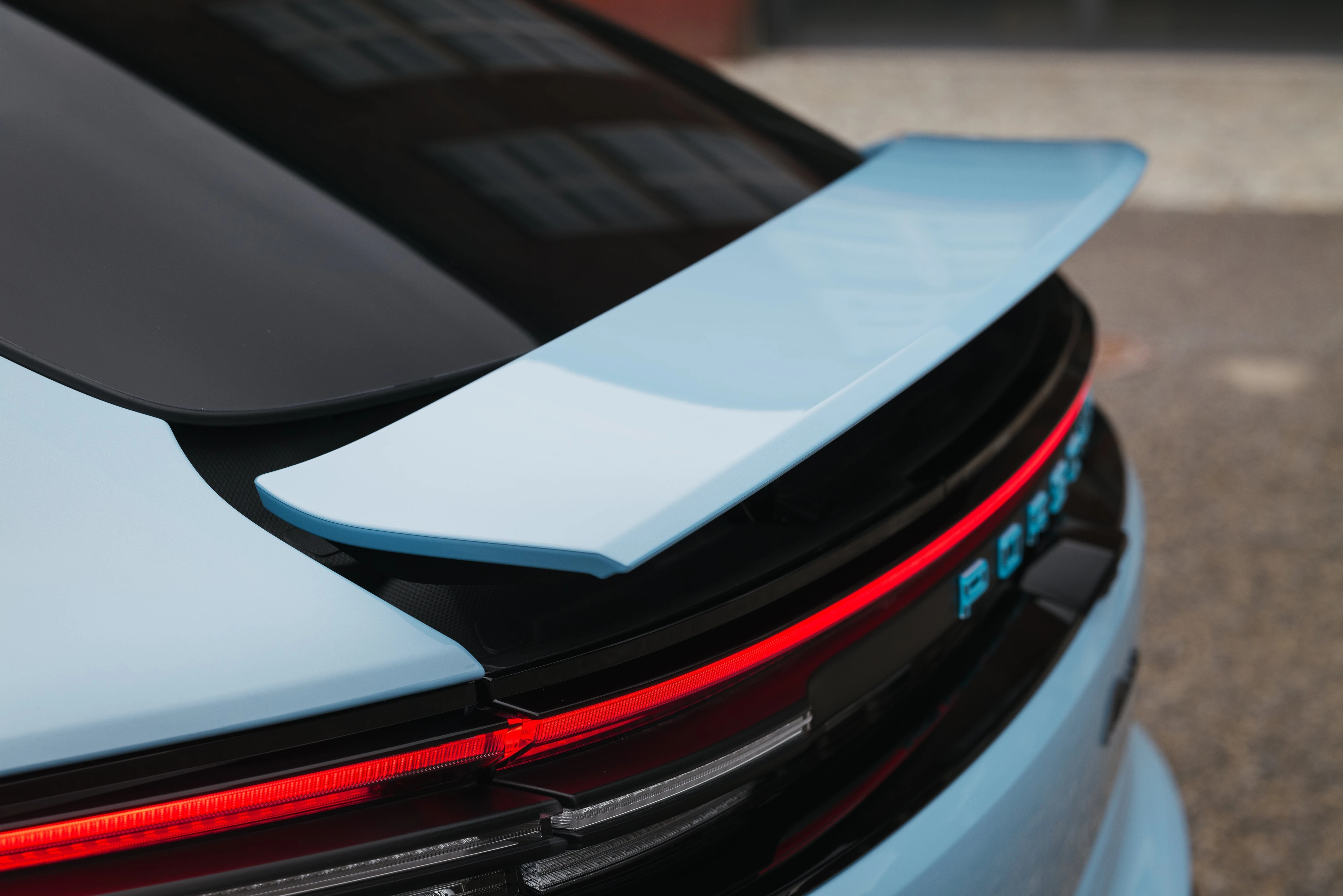 Adaptive Rear Spoiler