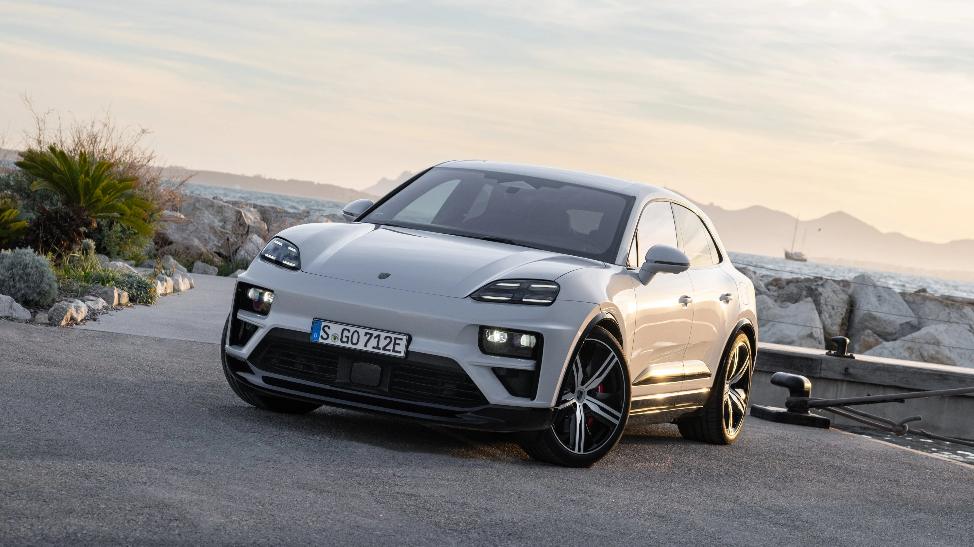 Front Three-Quarter (Macan Turbo, Seafront)
