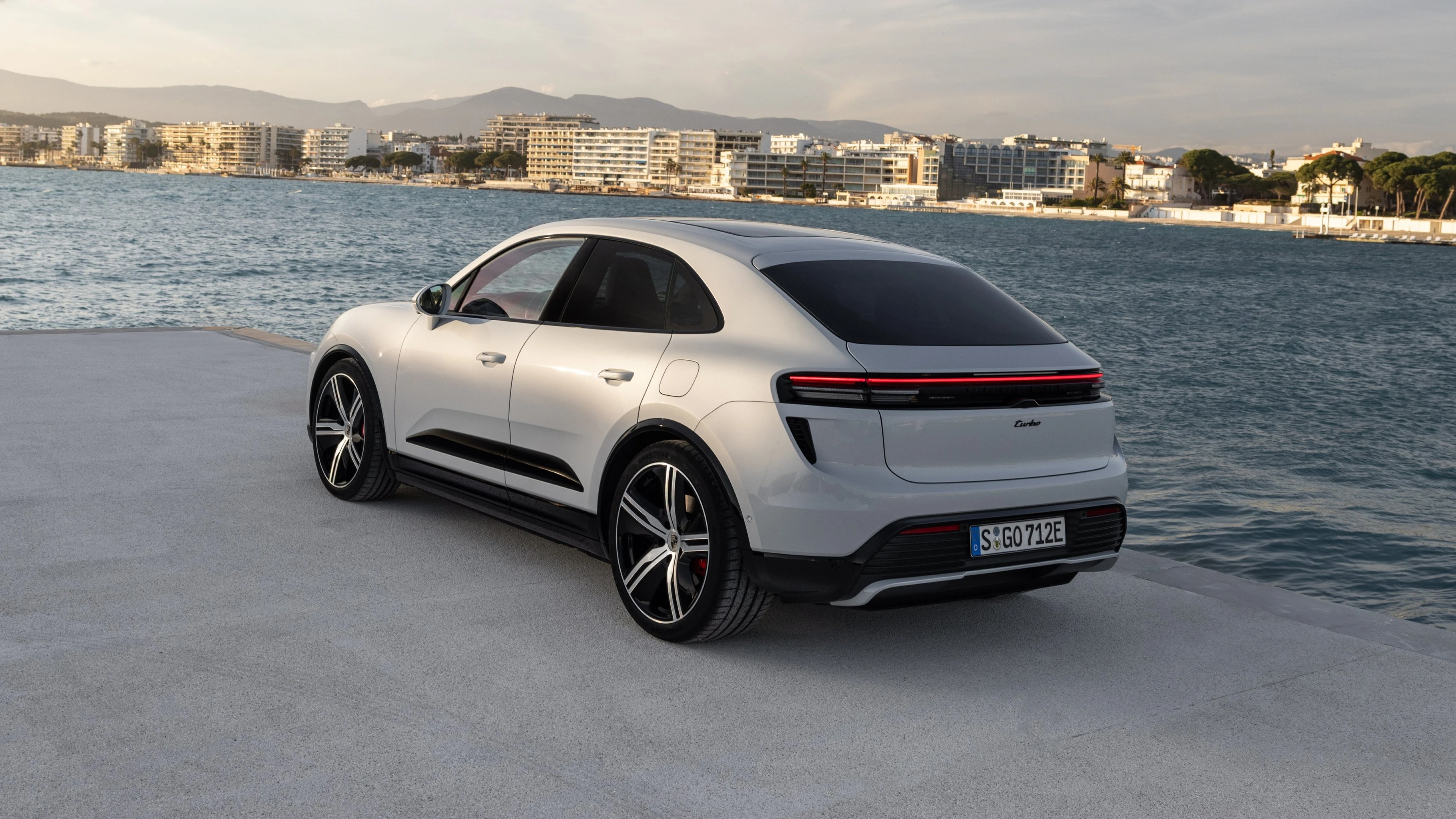 Rear Three-Quarter (Macan Turbo, Seafront)