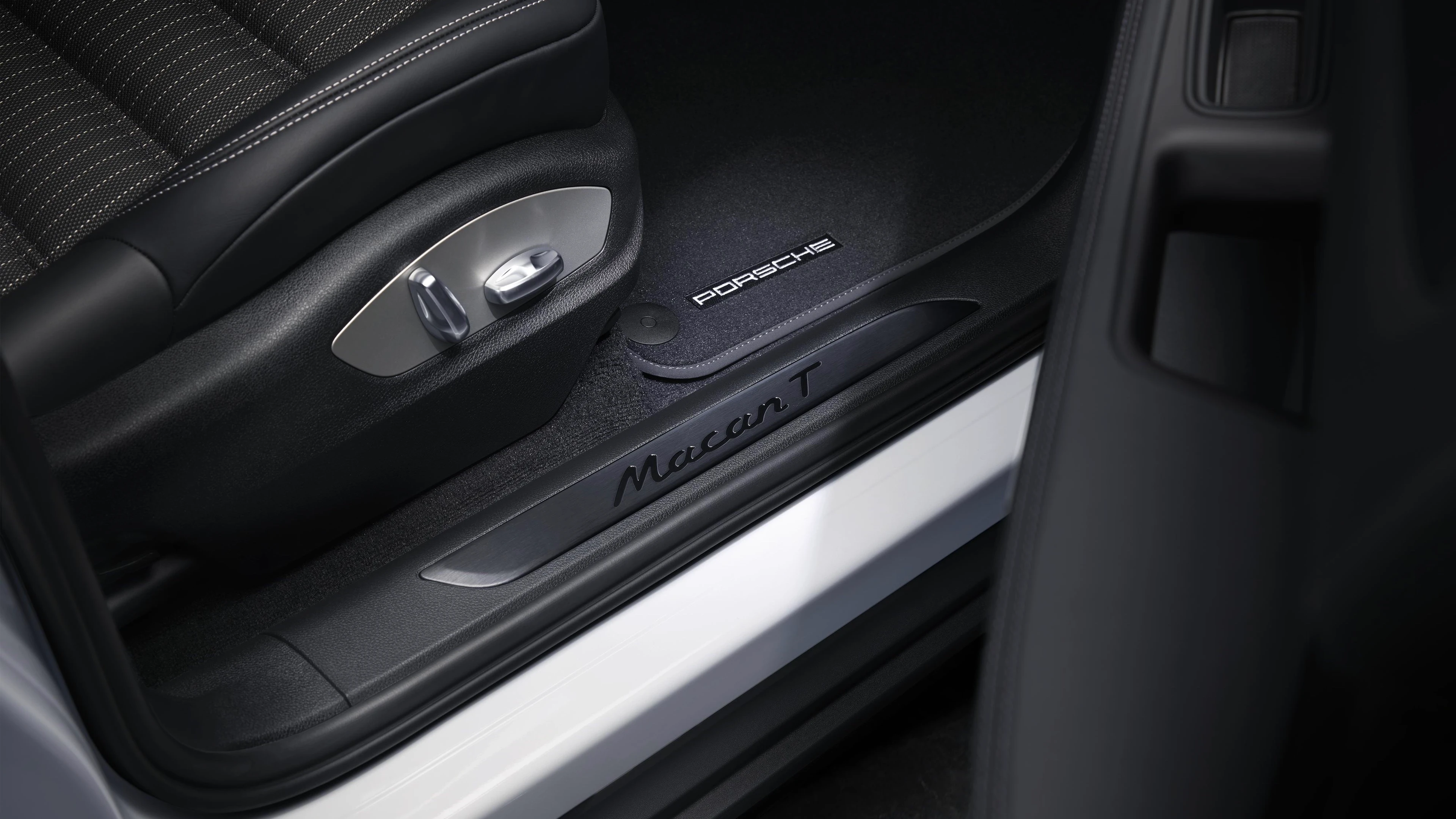 Illuminated Door Sill (Macan T)