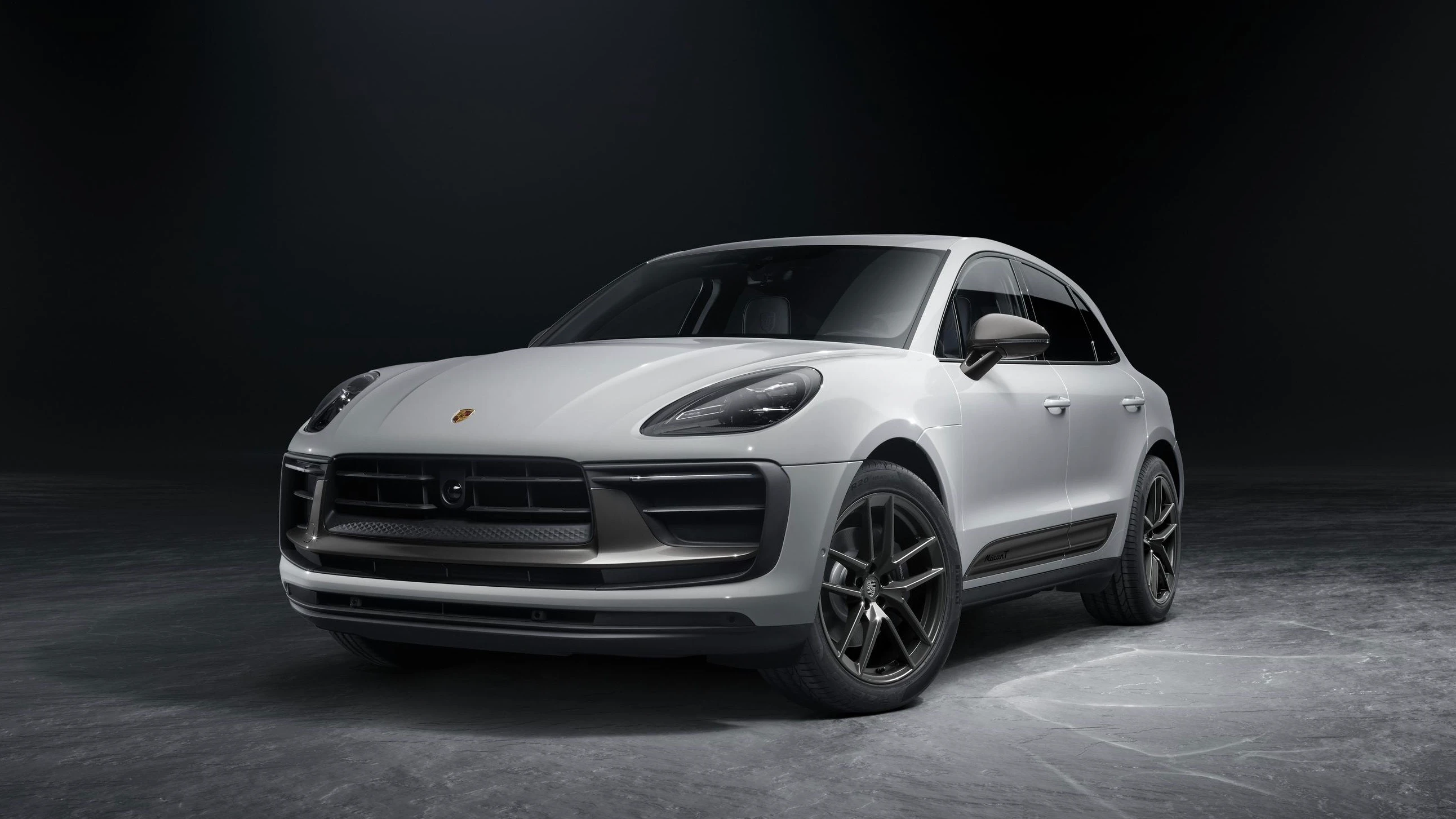 Front Three-Quarter (Macan T)