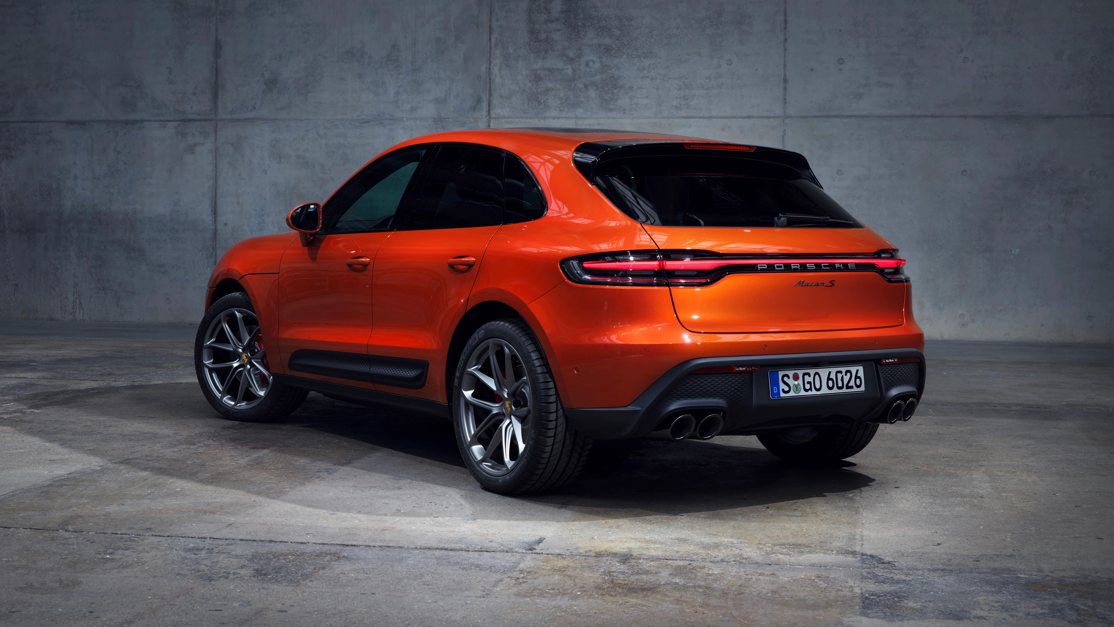Rear Left Three-Quarter View (Macan S)