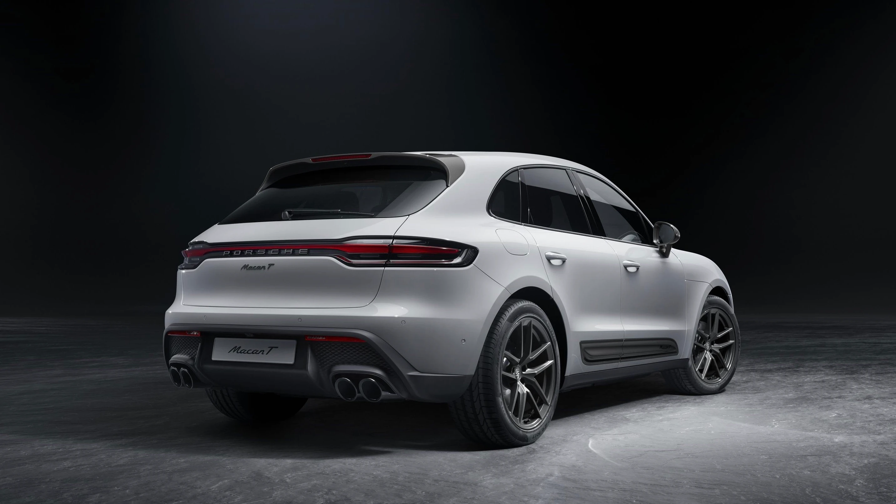 Rear Right Three-Quarter View (Macan T)