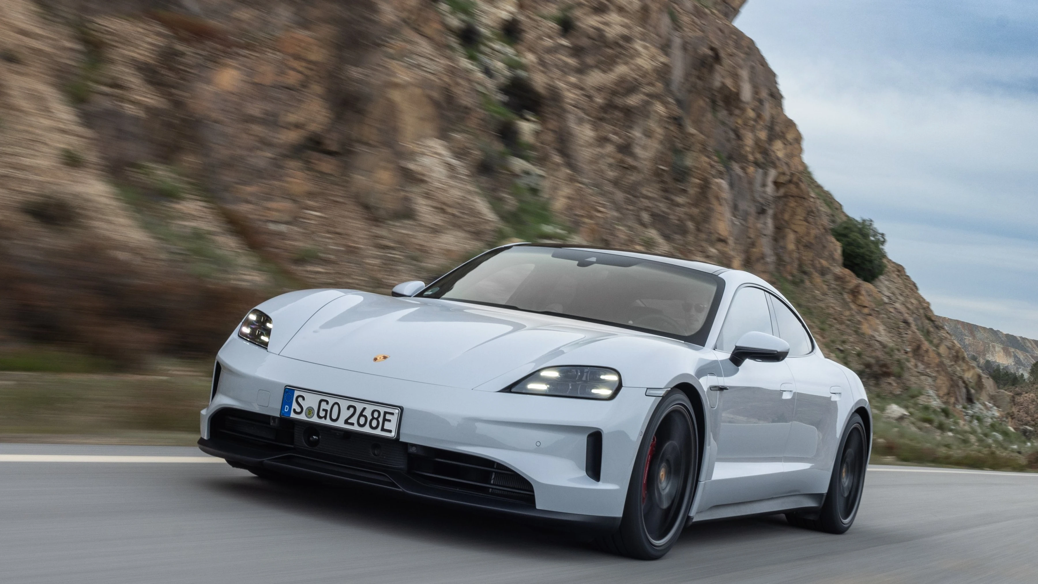 Driving: Front Three-Quarter (Taycan 4S)