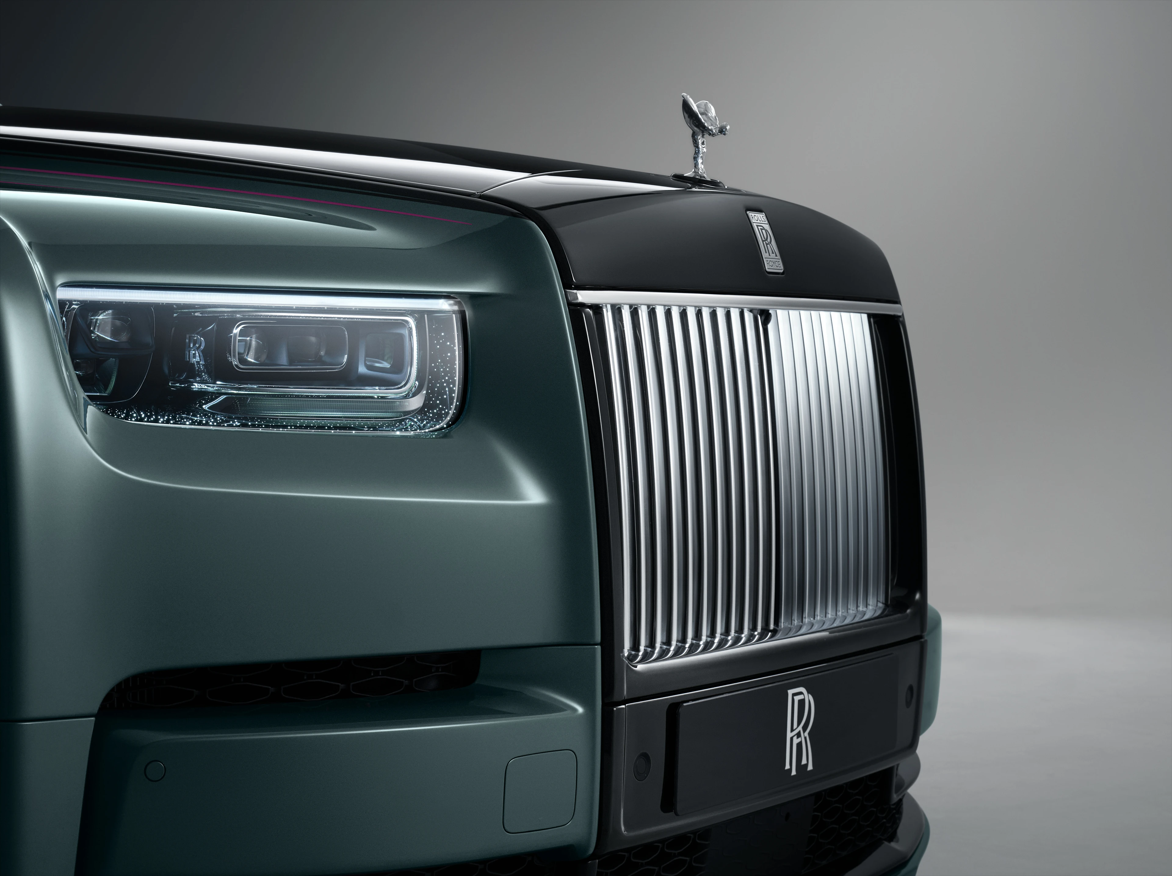 Illuminated Pantheon Grille and Headlamp
