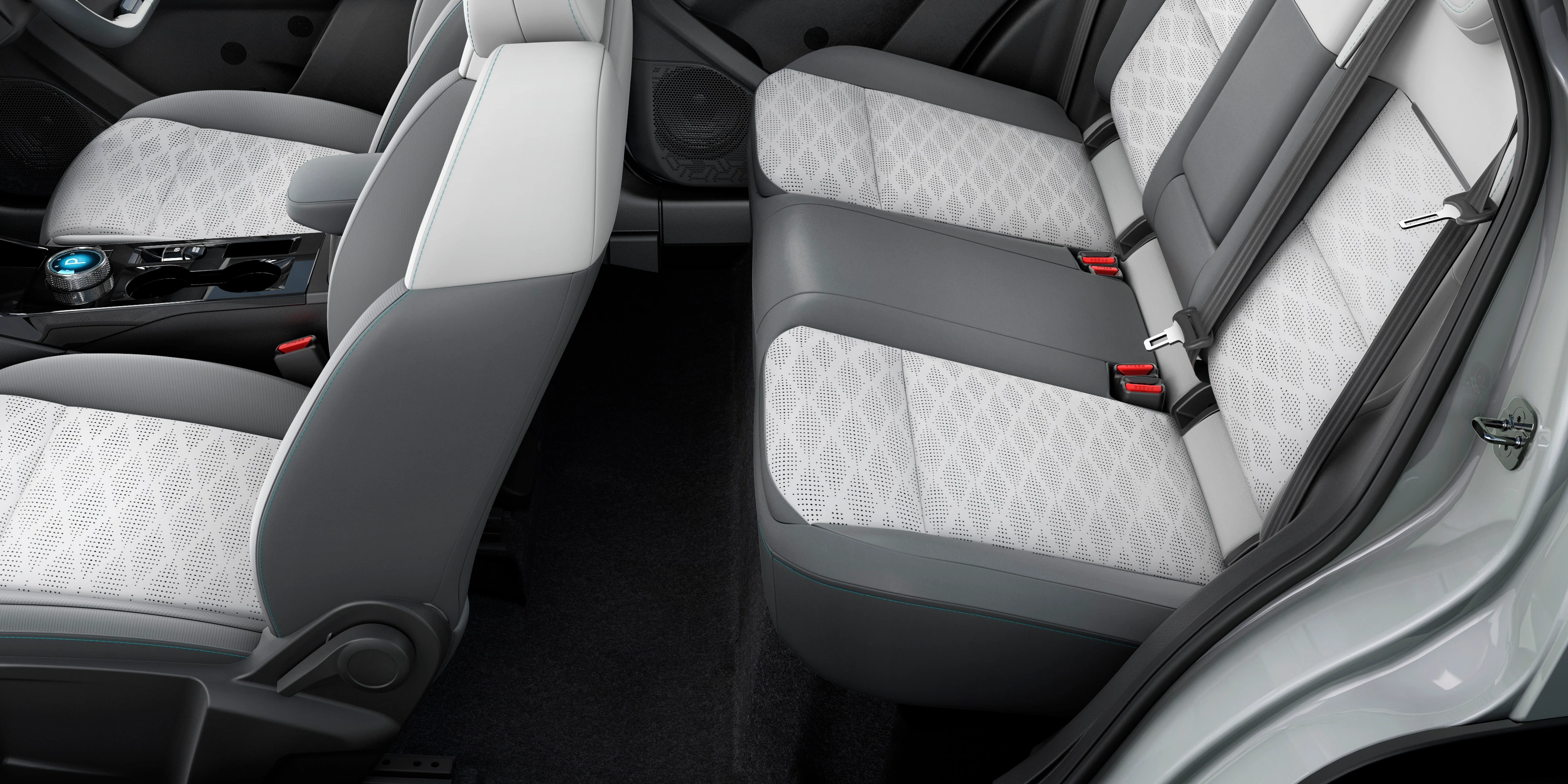 Rear Seats and Flat Floor