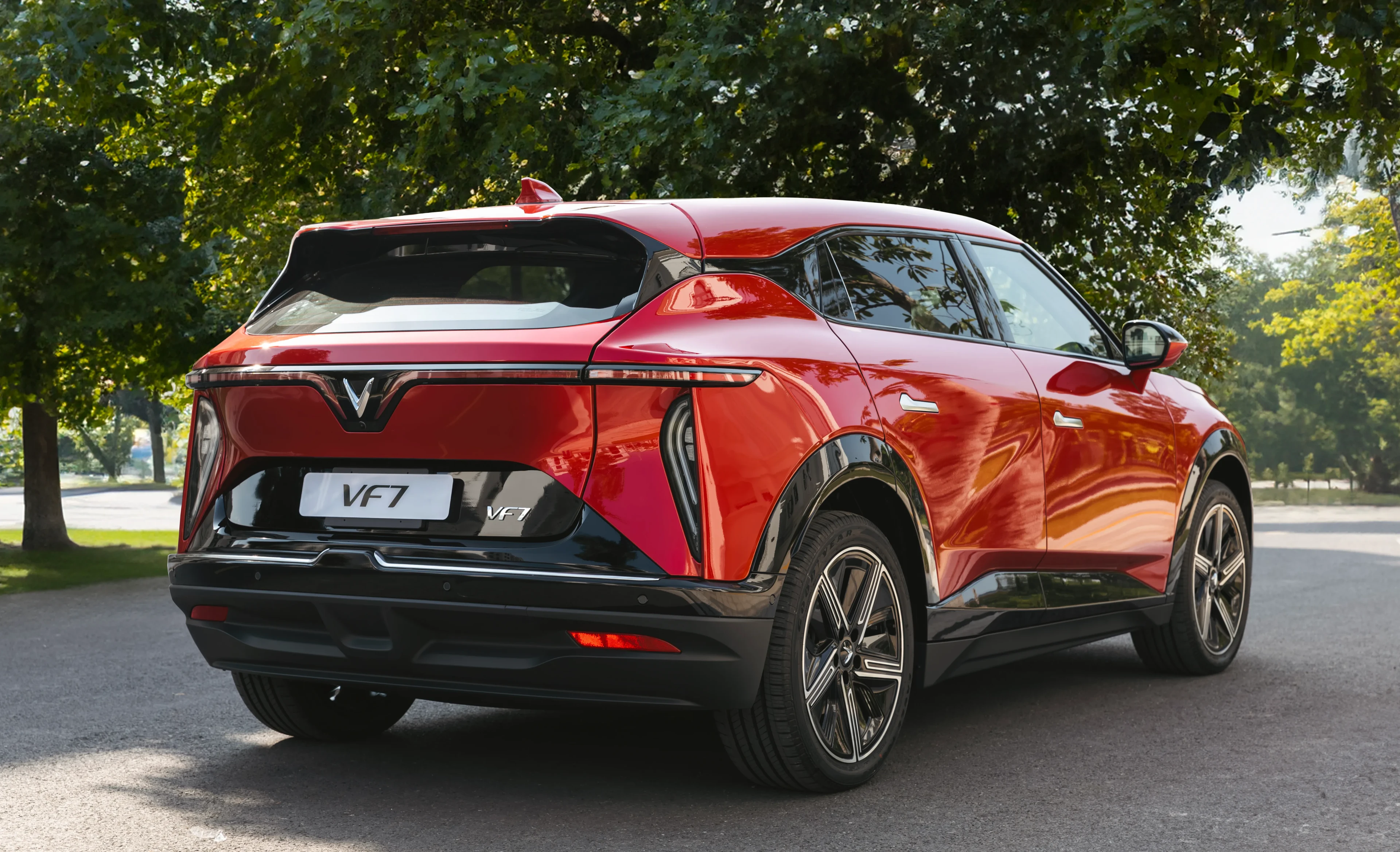 Rear Right Three-Quarter View (Park)