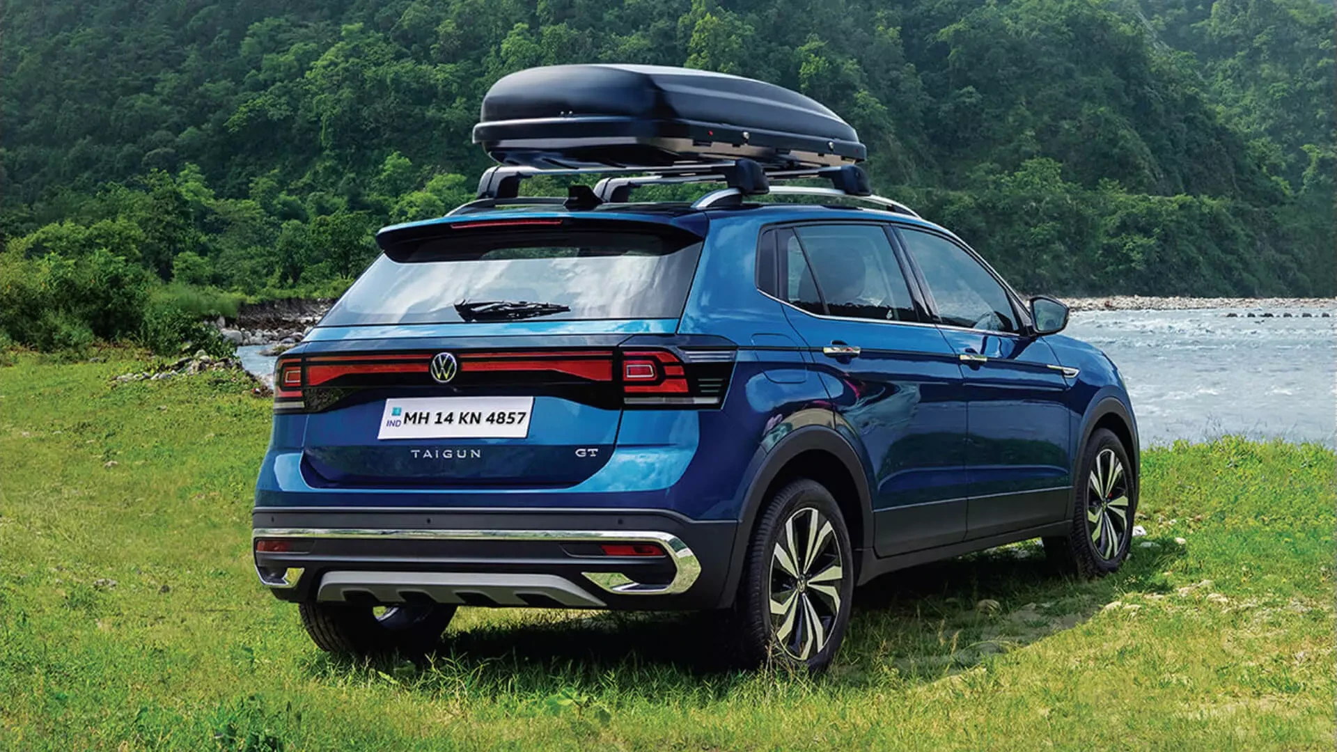Rear Right Three-Quarter View (with Roof Box)